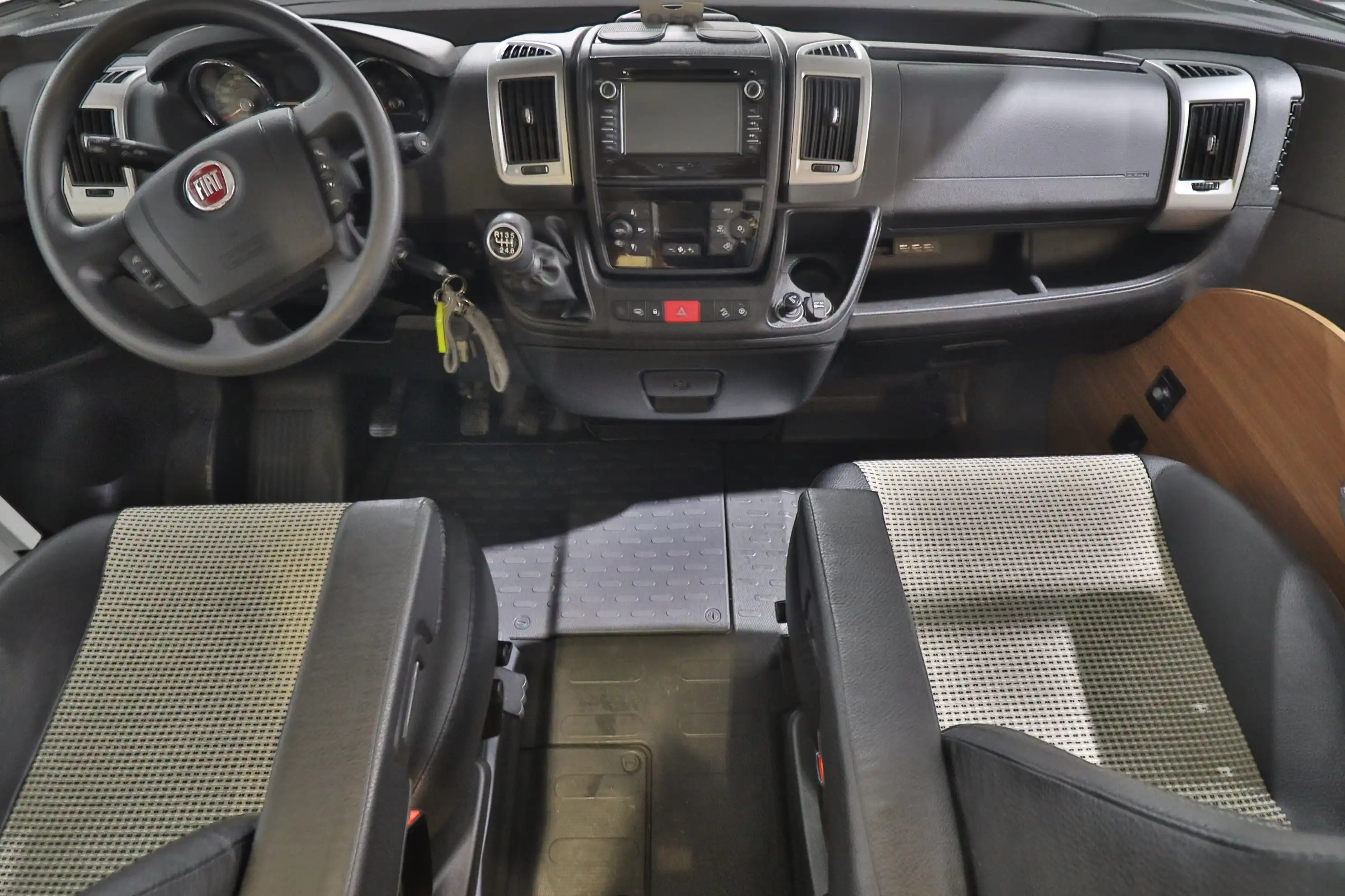 LMC Explorer I 585 Blackline 
